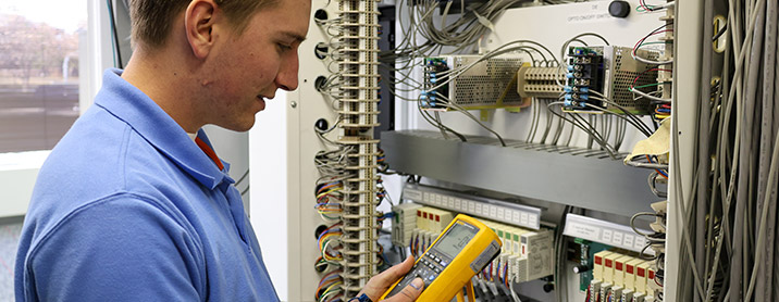 Engineer working with a Fluke device on IT equipment.